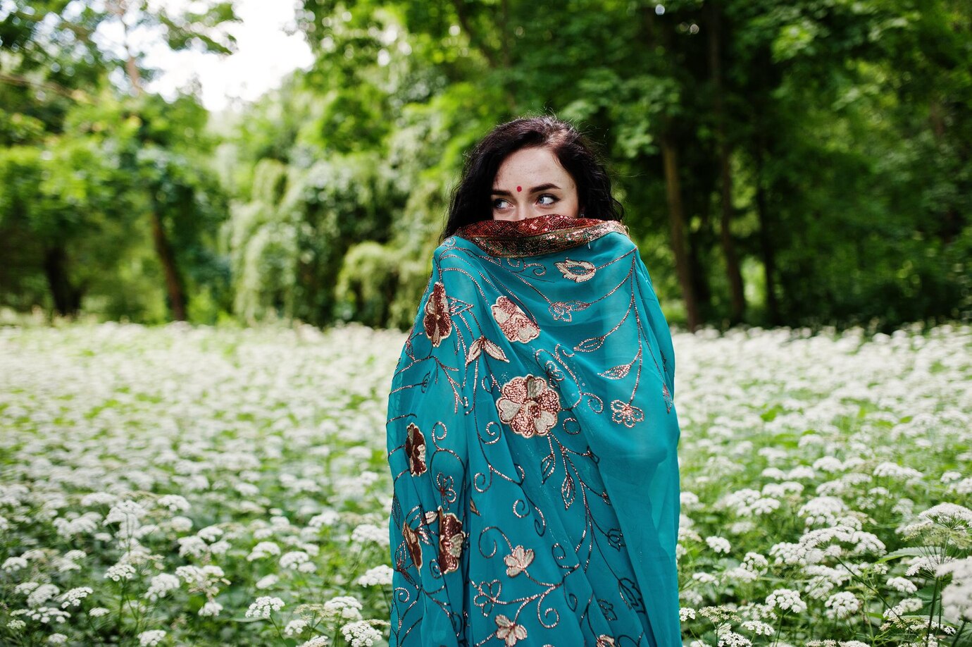 Abaya clásica con bordados